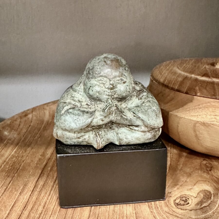 Happy Buddha - antik grøn m/sort base H9 cm